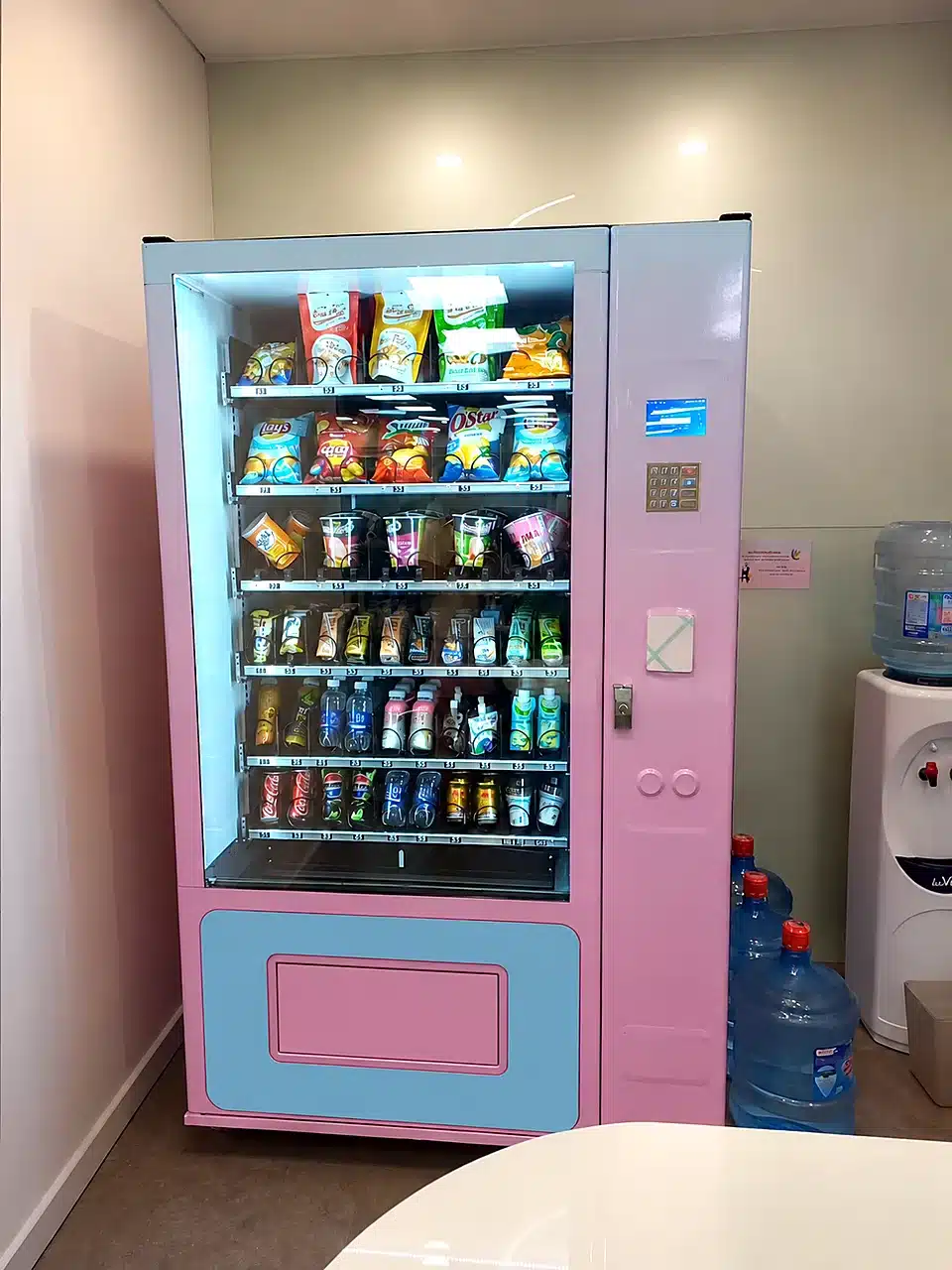 Máy bán hàng tự động thiết kế theo đặc trưng của khách hàng, đặt tại pantry văn phòng ở TP.HCM