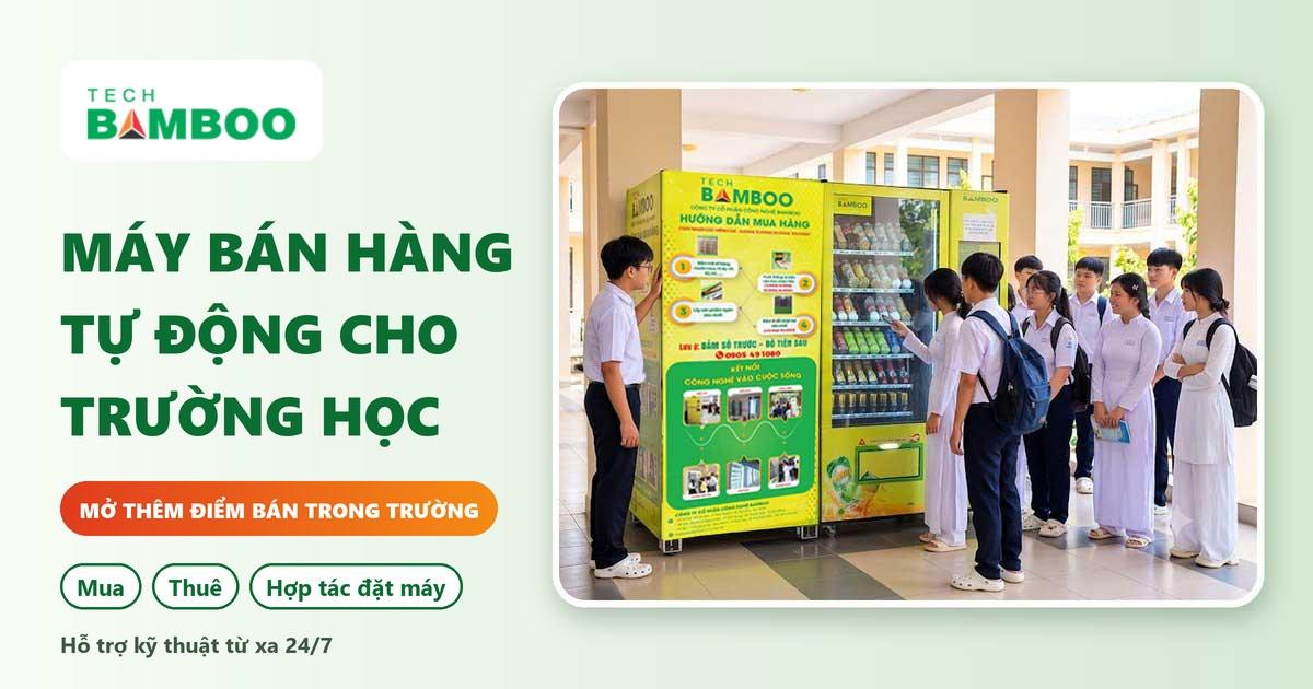 Học sinh đứng trước máy bán hàng tự động BambooTech trong sân trường – mở thêm điểm bán trong trường, mua, thuê hoặc hợp tác đặt máy