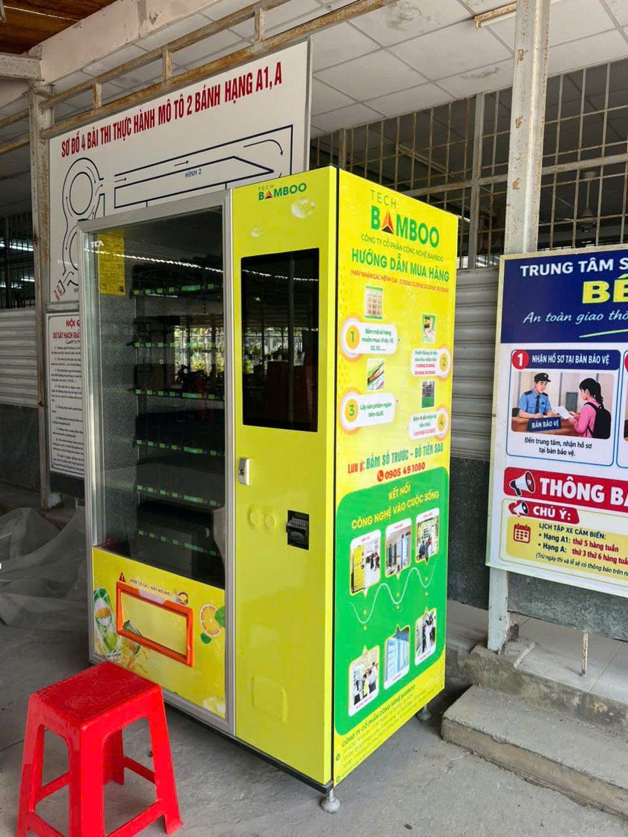 Máy bán hàng tự động BambooTech tại trung tâm đăng kiểm ở Vĩnh Long (khu vực Bến Tre cũ)